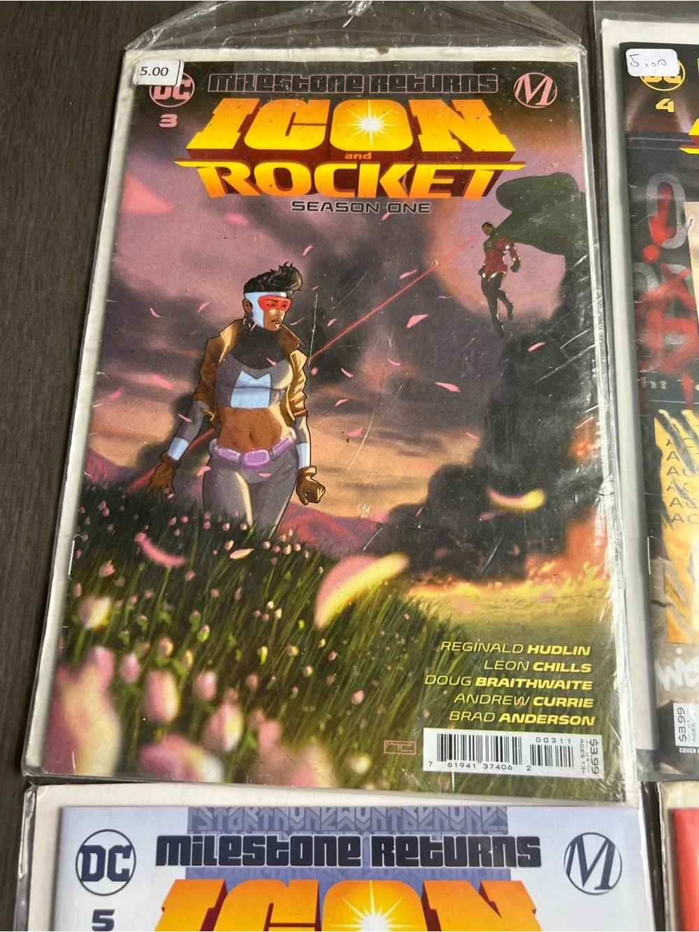 DC Icon and Rocket Comic Book Bundle - Multicolor